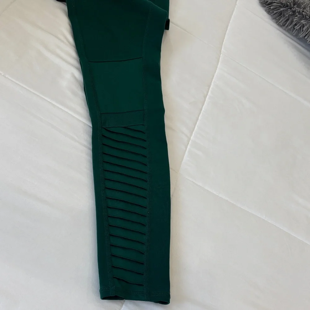 ALO Yoga Green Leggings - Picture 2 of 8